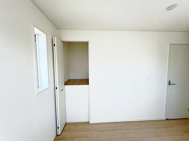 木の温もりが優しいフローリングの収納スペース付き洋室です。