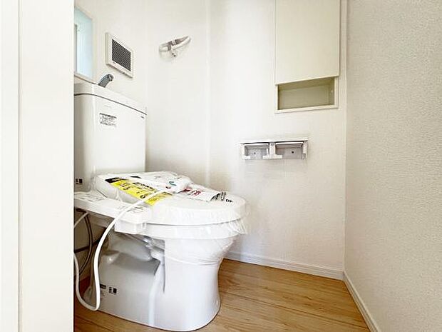 各階にトイレを設けており、ご家族が揃う時もゆとりをもってご利用いただけます。
