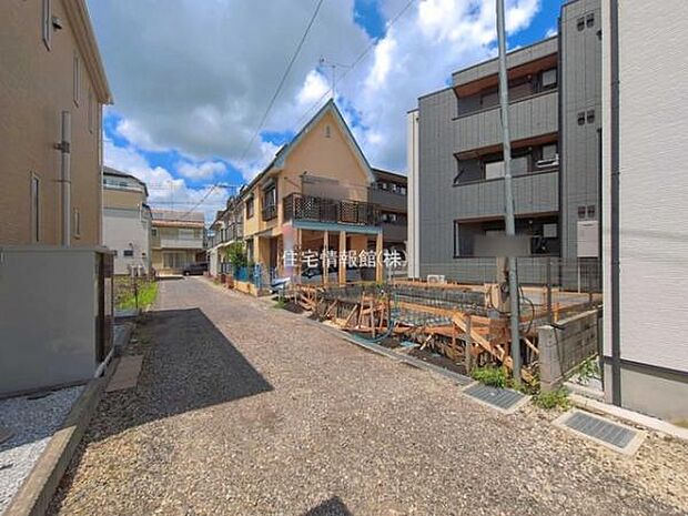 前面道路を含めた現地写真です。