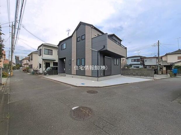 前面道路を含めた現地写真です。
