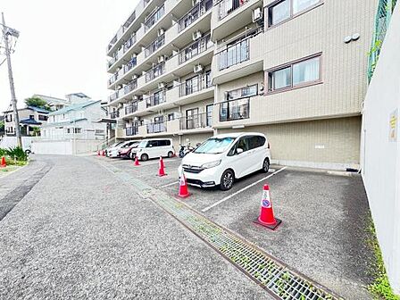 駐車場ももちろん完備しておりますのでお車所有の方にも心強いです。