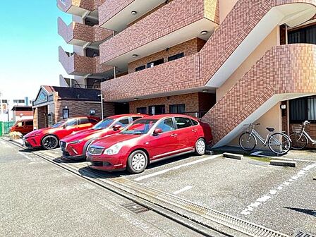 駐車場ももちろん完備しておりますのでお車所有の方にも心強いです。