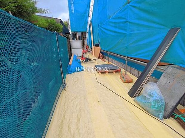 前面道路を含めた現地写真です。