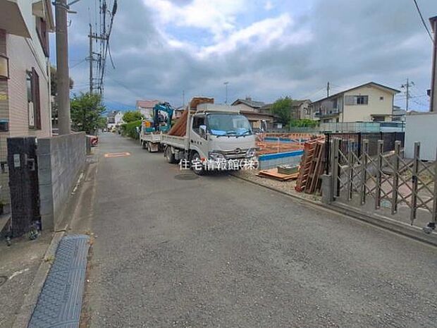 前面道路を含めた現地写真です。