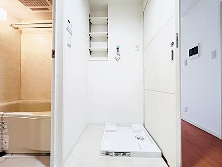 ランドリースペースにはリネン類の収納に便利な棚が設置されています。
