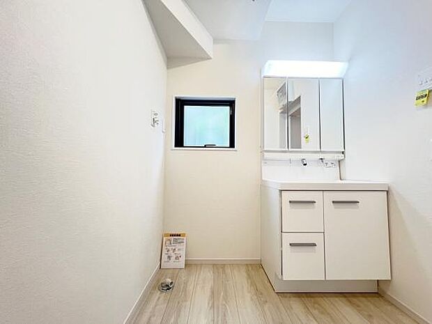 ランドリースペースです。身支度を整えながら洗濯機の操作を行えます。