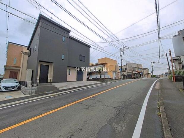 前面道路を含めた現地写真です。
