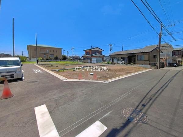 前面道路を含めた現地写真です。