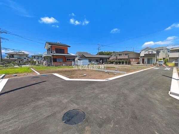 前面道路を含めた現地写真です。