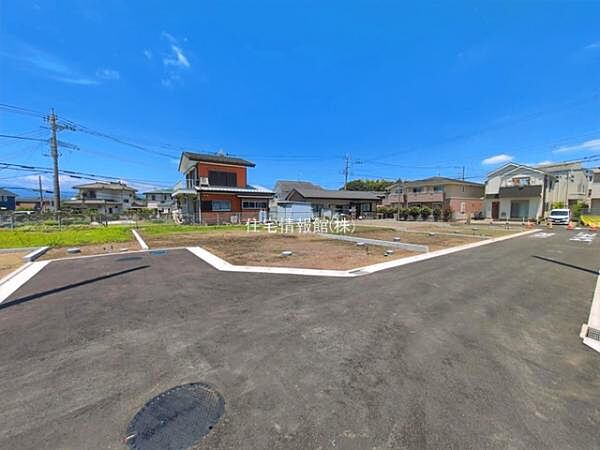 前面道路を含めた現地写真です。