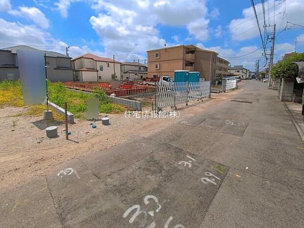 前面道路を含めた現地写真です。