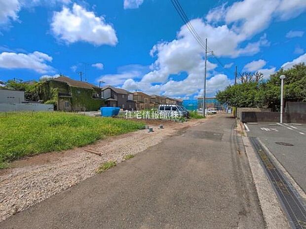 前面道路を含めた現地写真です。