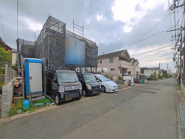 前面道路を含めた現地写真です。