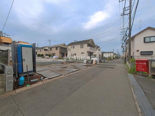 前面道路を含めた現地写真です。