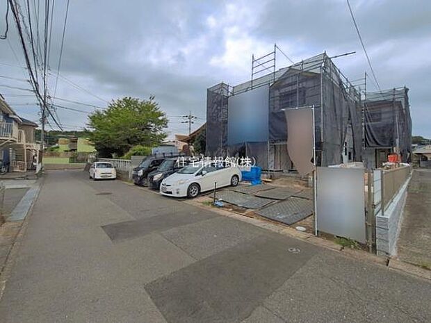 前面道路を含めた現地写真です。
