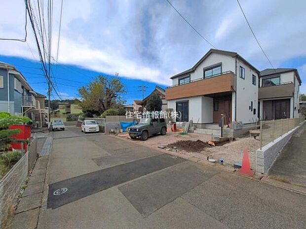 前面道路を含めた現地写真です。