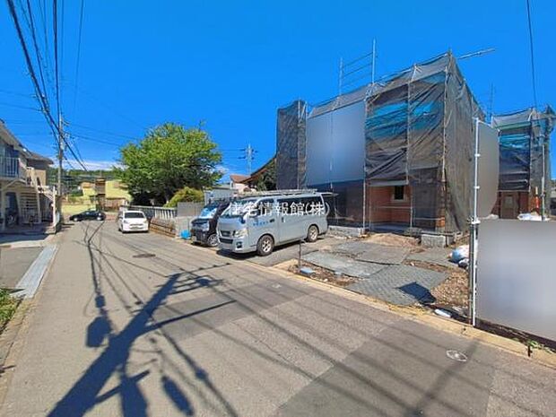 前面道路を含めた現地写真です。