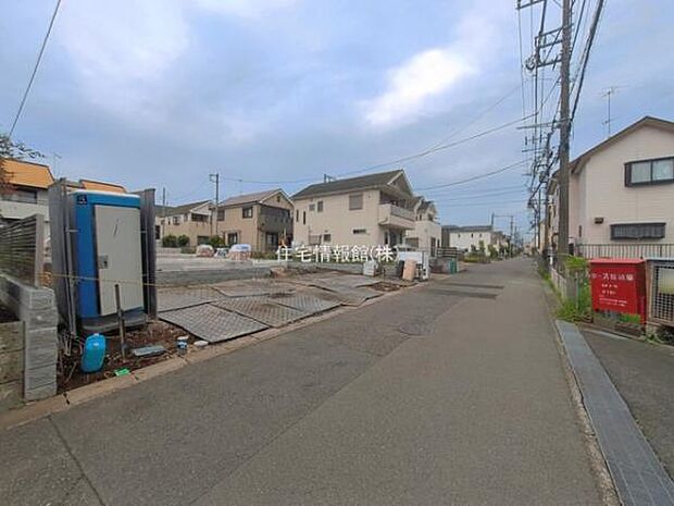 前面道路を含めた現地写真です。