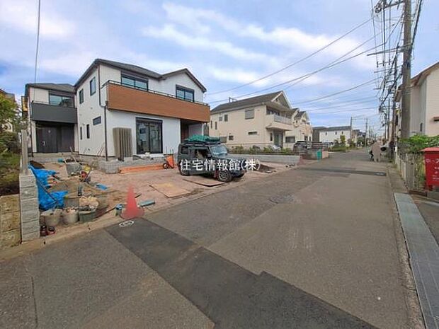 前面道路を含めた現地写真です。