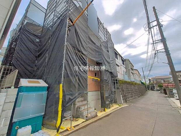前面道路を含めた現地写真です。