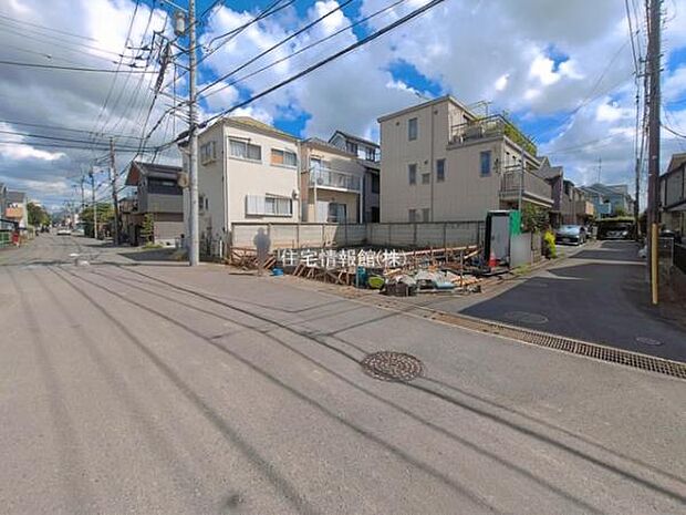 前面道路を含めた現地写真です。