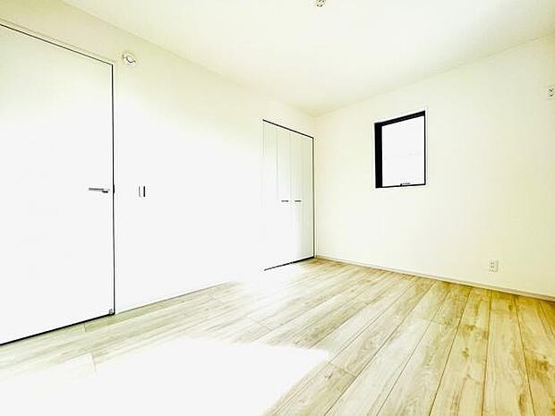 木の温もりが優しいフローリングの収納スペース付き洋室です。