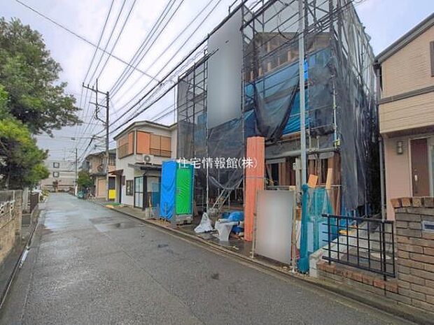 前面道路を含めた現地写真です。