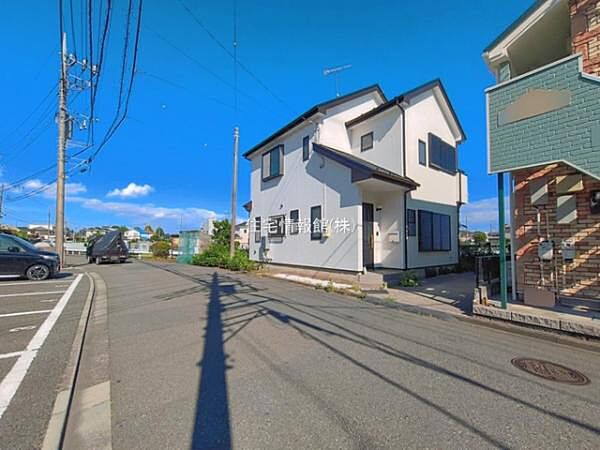前面道路を含めた現地写真です。