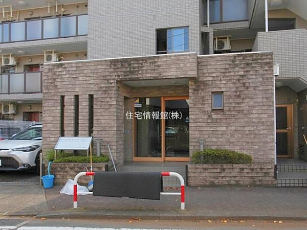 ゆったりとした印象のエントランスです。