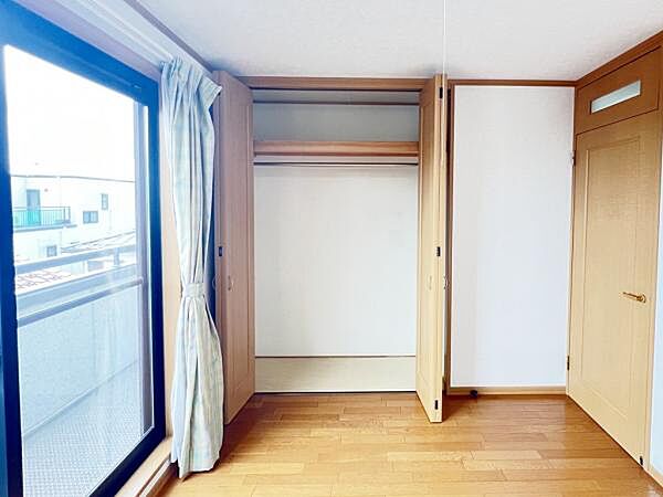 いつでもお部屋をスッキリお使い頂ける収納スペースを設置。