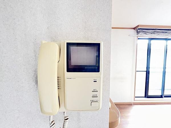 訪問者を確認できるTVモニター付きインターフォンです。