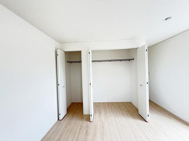 いつでもお部屋をスッキリお使い頂ける収納スペースを設置。