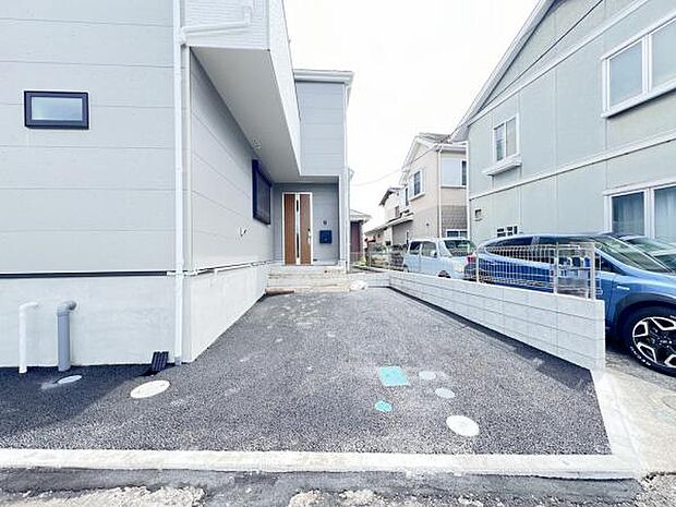 駐車場ももちろん完備しておりますのでお車所有の方にも心強いです。