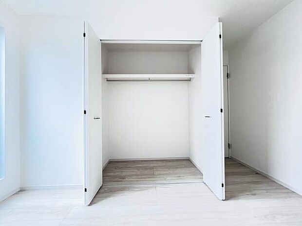 いつでもお部屋をスッキリお使い頂ける収納スペースを設置。