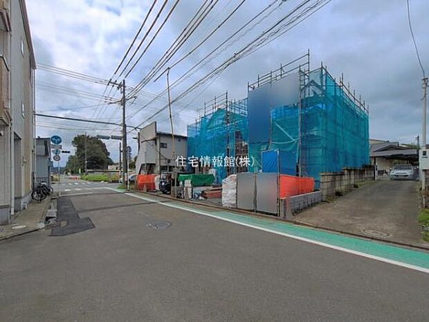 前面道路を含めた現地写真です。