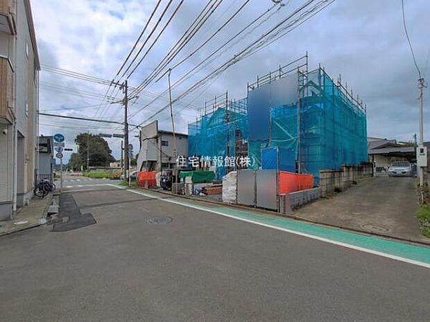 前面道路を含めた現地写真です。