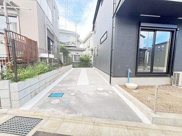 駐車場ももちろん完備しておりますのでお車所有の方にも心強いです。