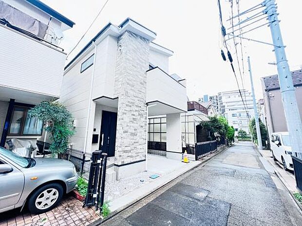 前面道路を含めた現地写真です。