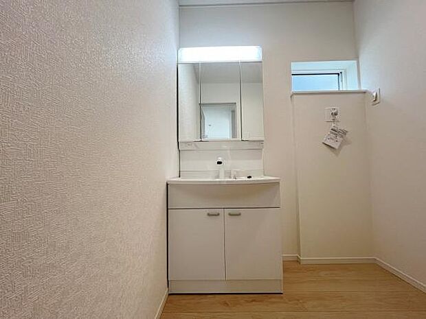 洗面化粧台です。朝の身支度から1日が始まります。