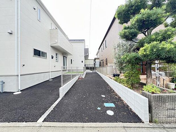 駐車場ももちろん完備しておりますのでお車所有の方にも心強いです。