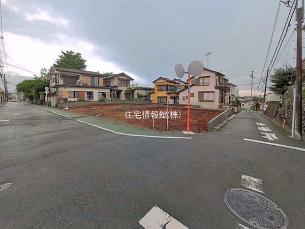 前面道路を含めた現地写真です。