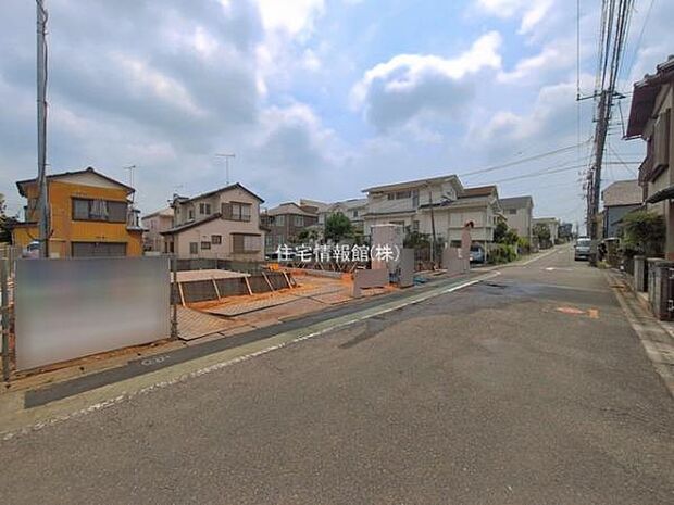 前面道路を含めた現地写真です。