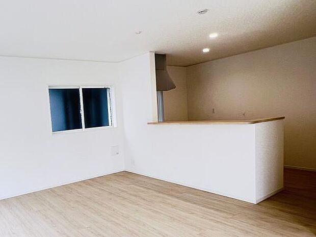 お食事中もキッチンと会話が楽しめるダイニングスペース。