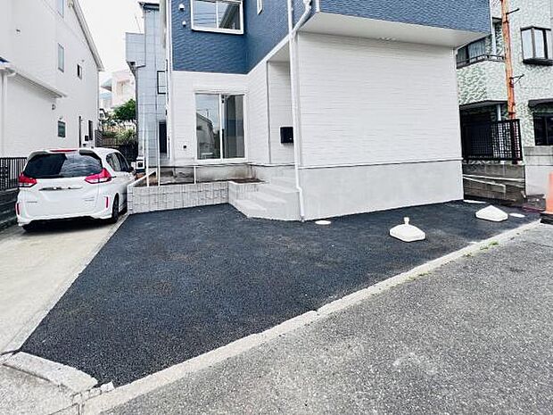 駐車場ももちろん完備しておりますのでお車所有の方にも心強いです。