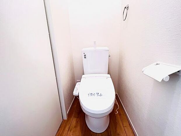 各階にトイレを設けており、ご家族が揃う時もゆとりをもってご利用いただけます。