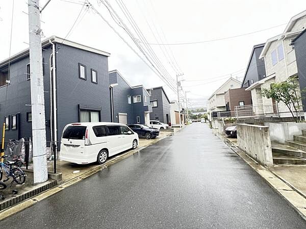 前面道路です。住宅地につき落ち着いた新生活を始められそうです。