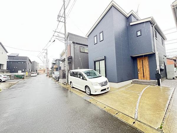 前面道路を含めた現地写真です。ぜひ周辺環境も併せてご覧ください。