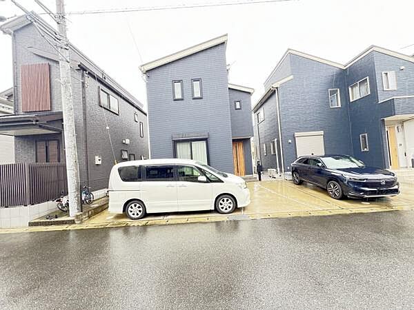 木造2階建です。