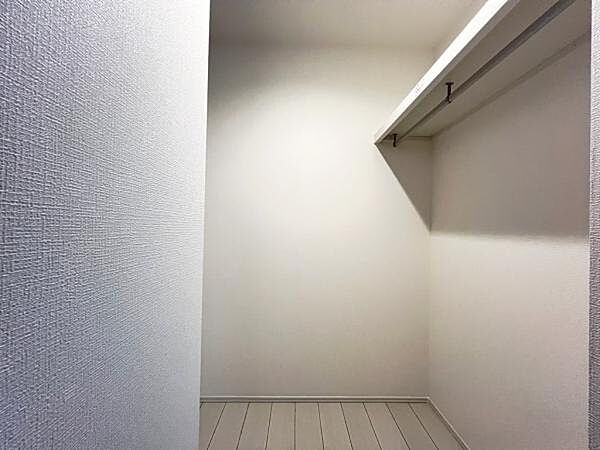 ウォークインクローゼットがあり収納スペースも豊富。季節物もスッキリ片付きそうです。
