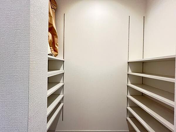 散らかりがちな玄関もスッキリの玄関収納付。